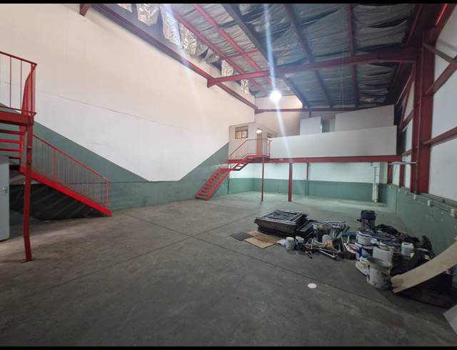 262M² WAREHOUSE TO LET IN JET PARK